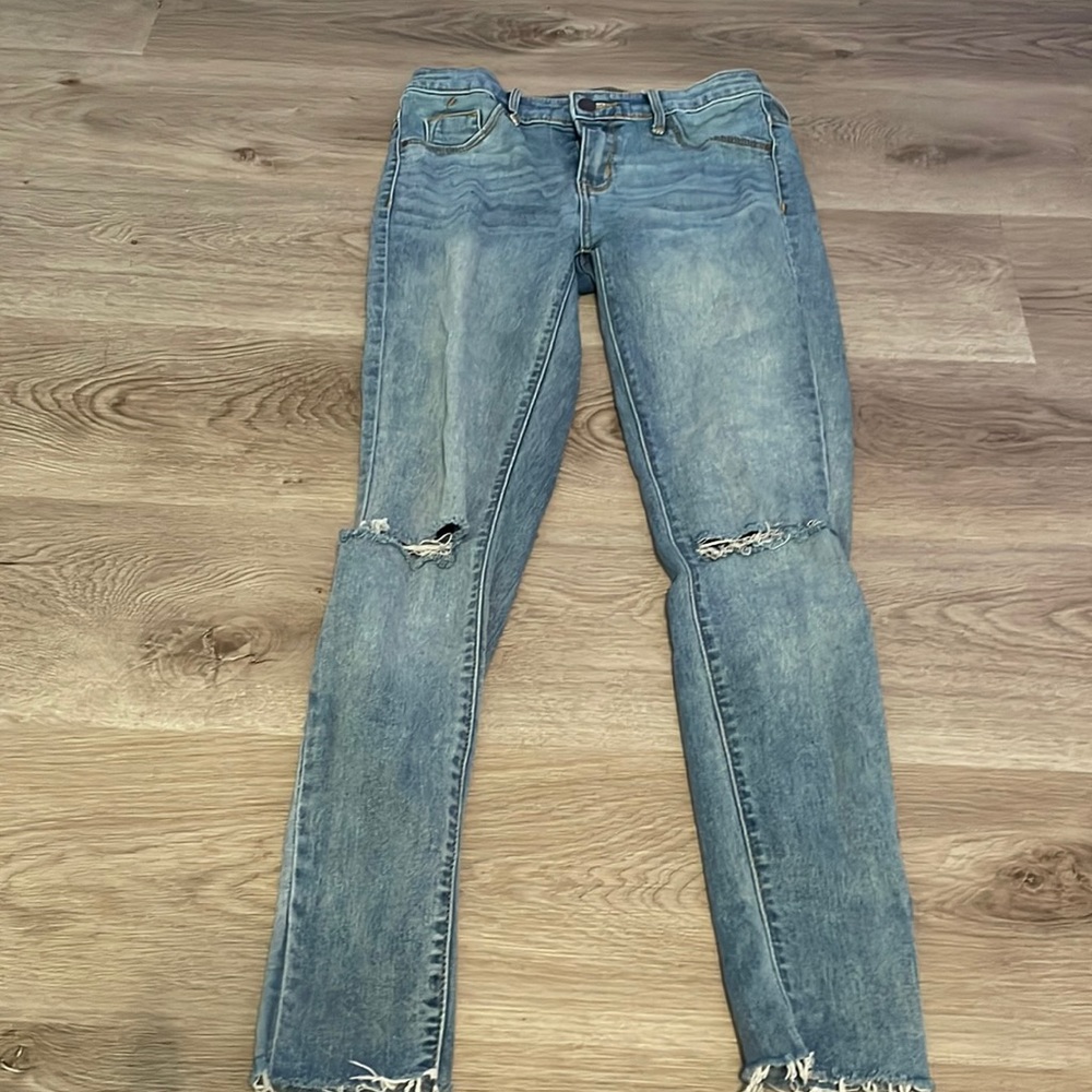 skinny jeans rips at knees